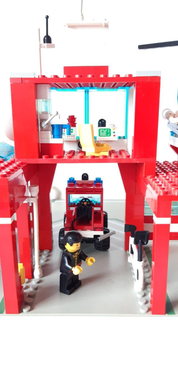 Lego Classic Town 6389: brandweerkazerne + heli, spuitwagen, brandweerauto