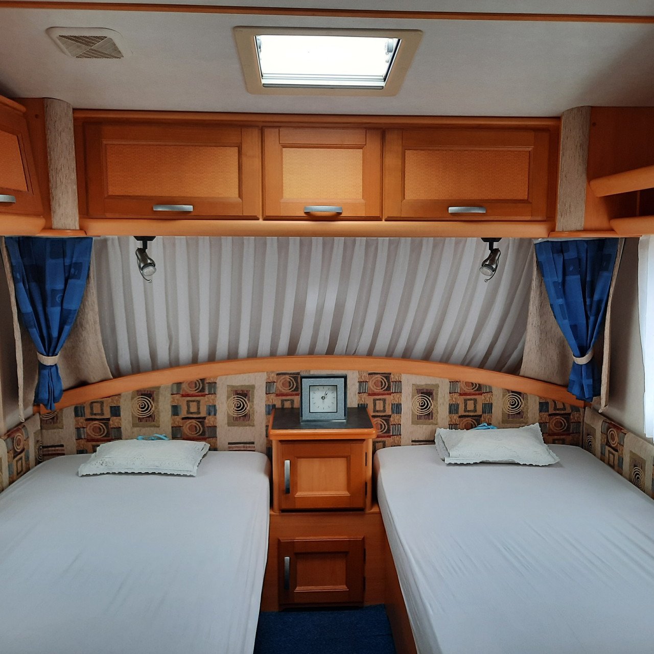 LMC 560 Dominant met voortent, mover en airco (lengtebedden)