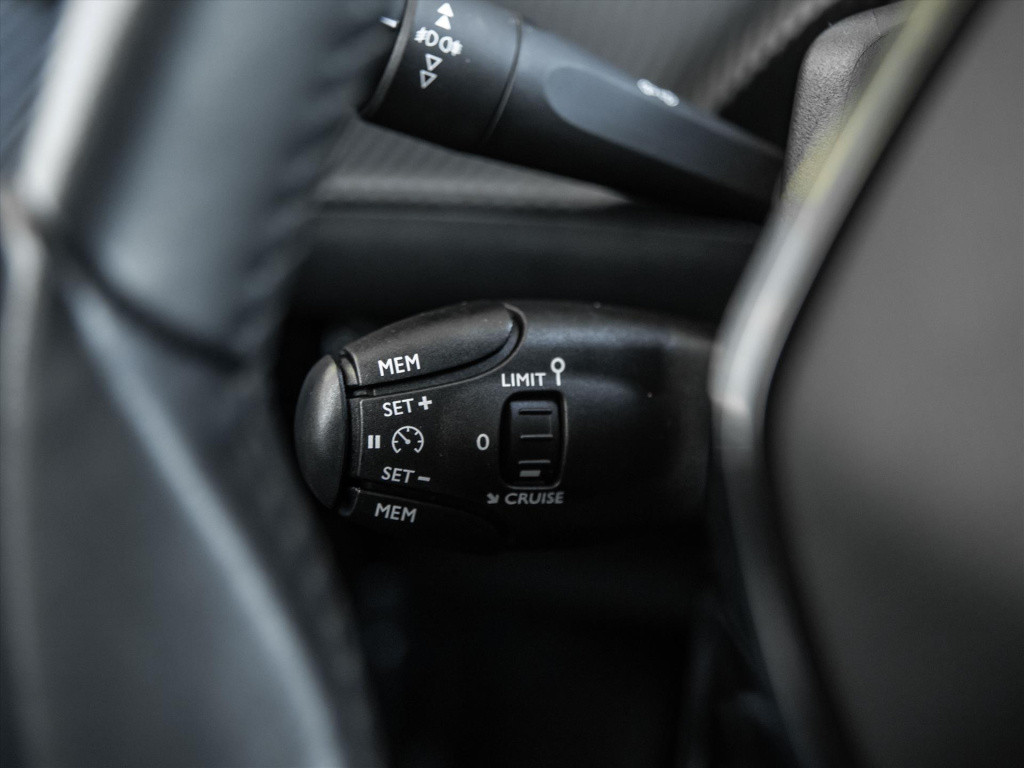 Peugeot 2008 1.2 puretech 130pk allure pack | navigatie | trekhaak | camera