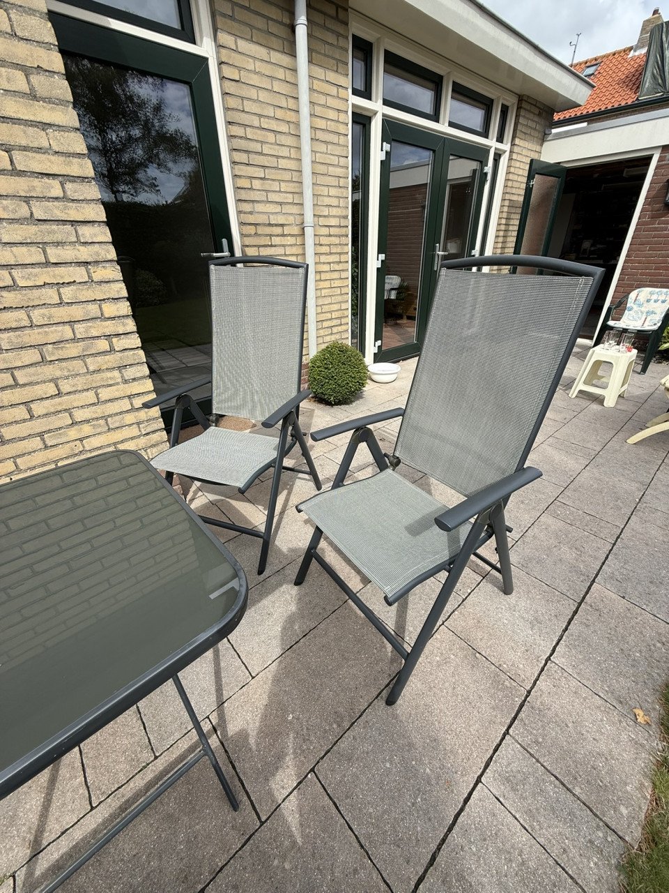 Te koop aangeboden: tuinset bestaande uit 4 stoelen, voetenbankje en tafel