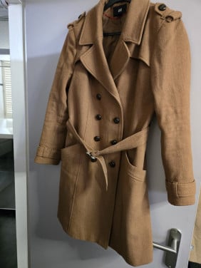Jas met ceintuur en dubbele rij knopen H&M Maat 38