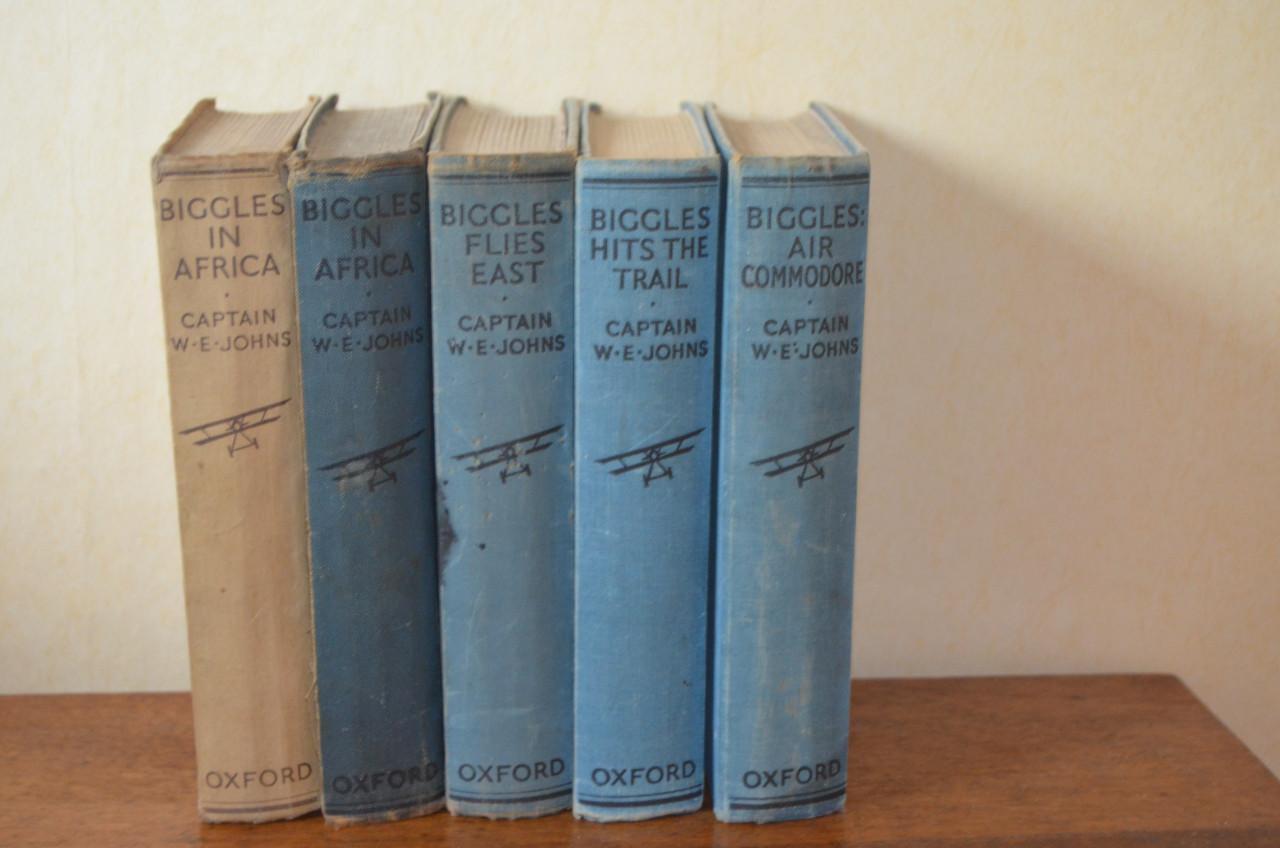 Diverse 'Pyramid' Biggles 80 - 90 jaar oud!