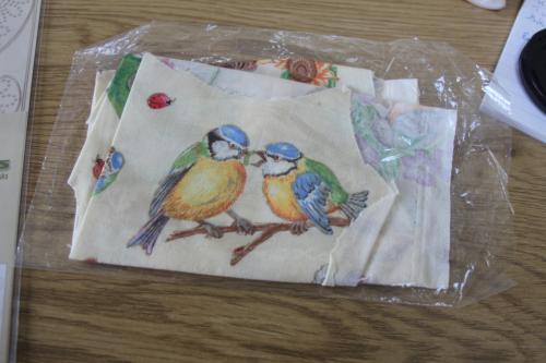 Klein Lapje met vogels en bloemen voor patchwork