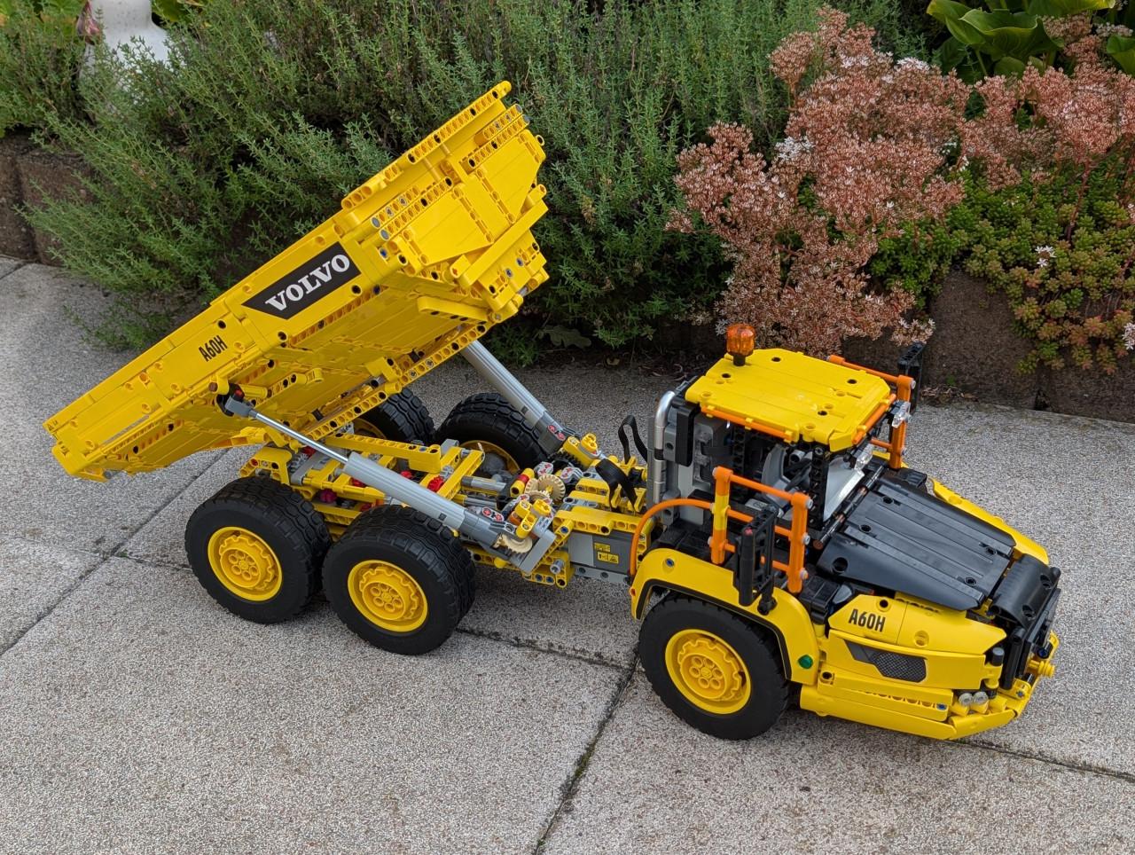 Lego Technic Volvo A60H en CAT D11 Bulldozer