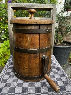 Mooie  antieke Boterkarn curiosa ton van hout