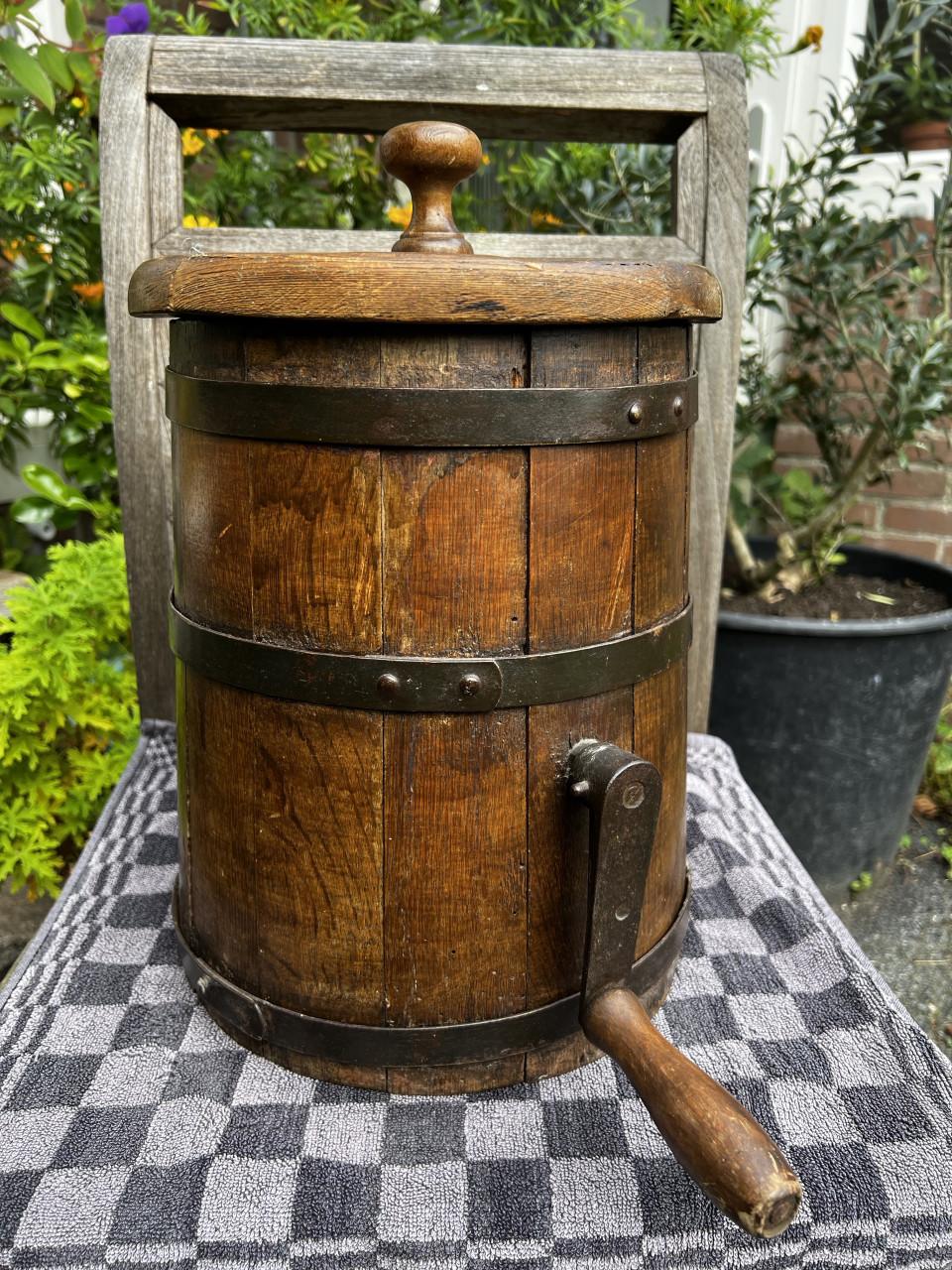 Mooie  antieke Boterkarn curiosa ton van hout