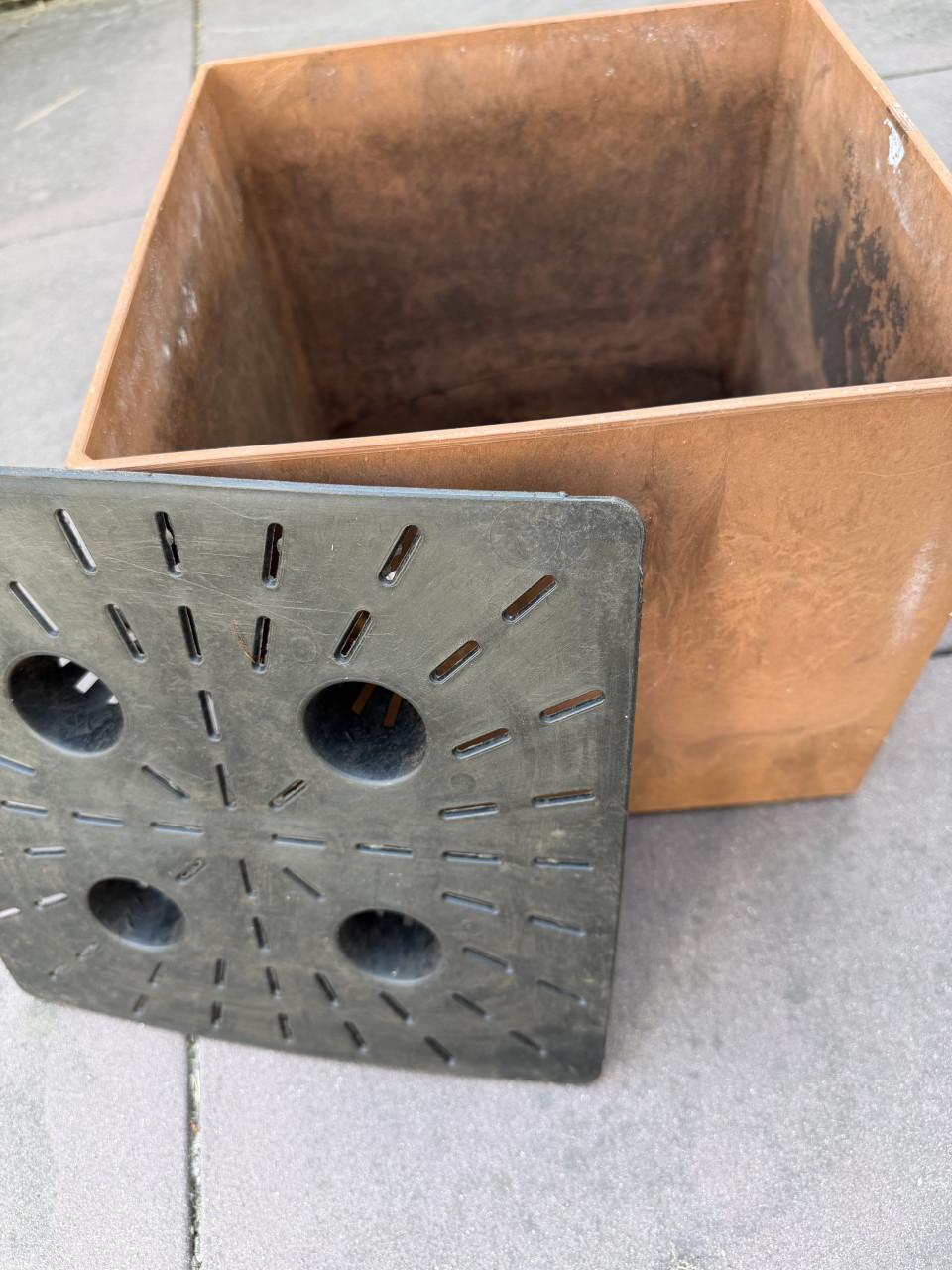 Roestkleurige kunstof plantenbak met afvoer bodem 27x27