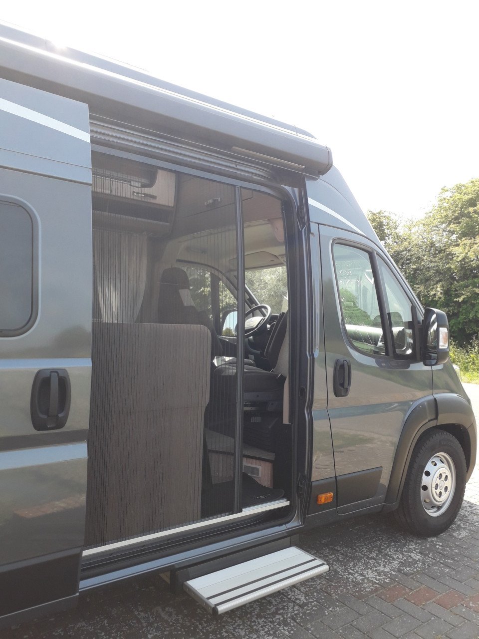 Boek nu onze Bus Camper : stahoogte 2,13 en lengtebedden 2,08 m !!