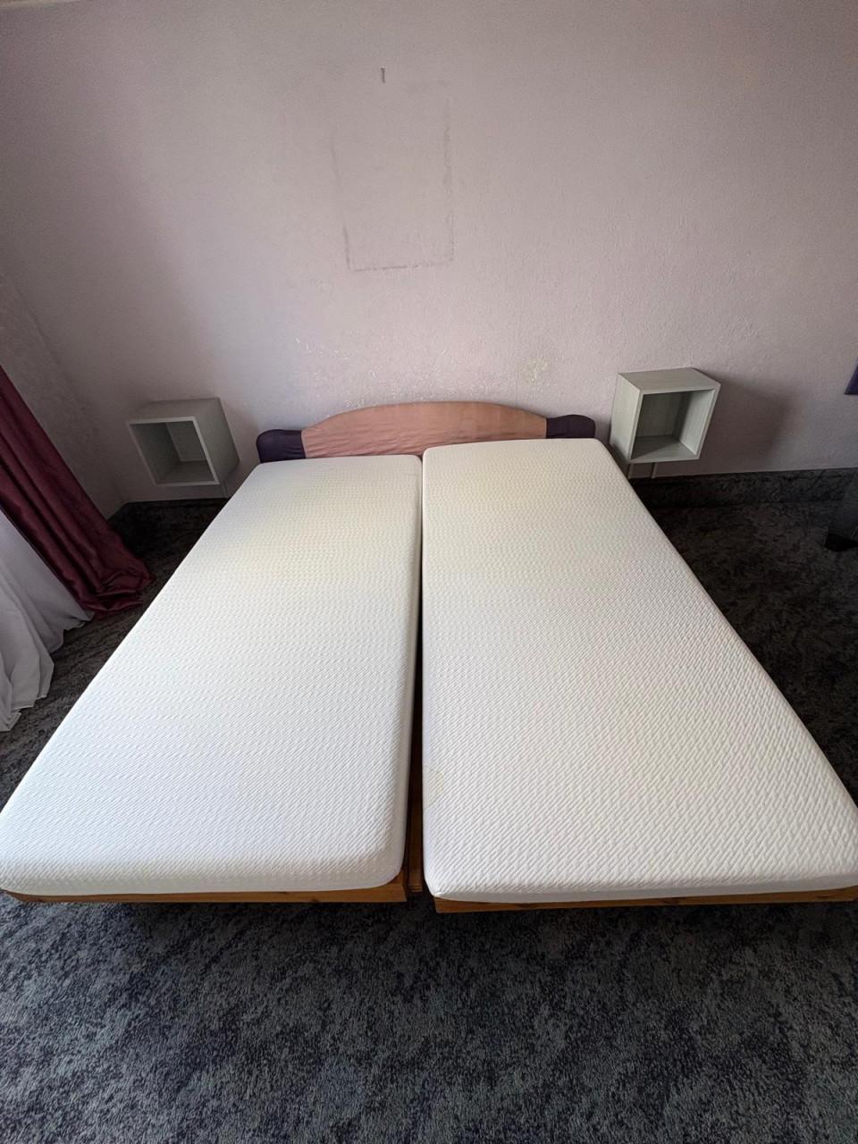 2-persoonsbed met 2 schone matrassen en bijpassend bedsprei