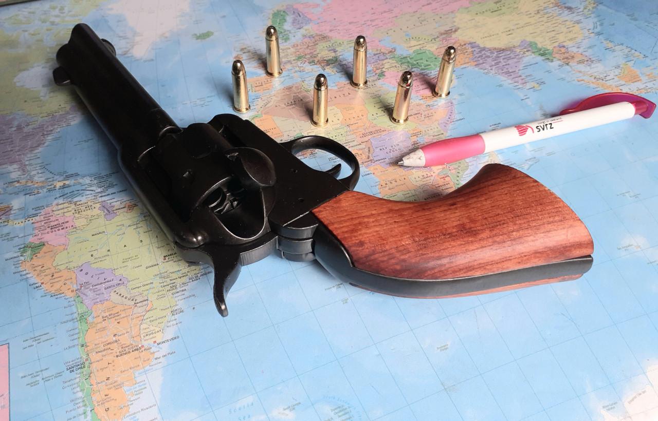 Pistool - een replica  van de .45 kaliber revolver,