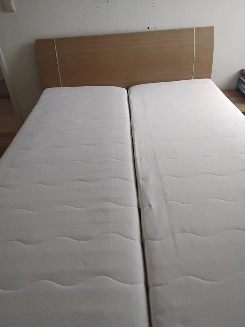 Mooi bed 1.40x200 incl. Zgan matrassen