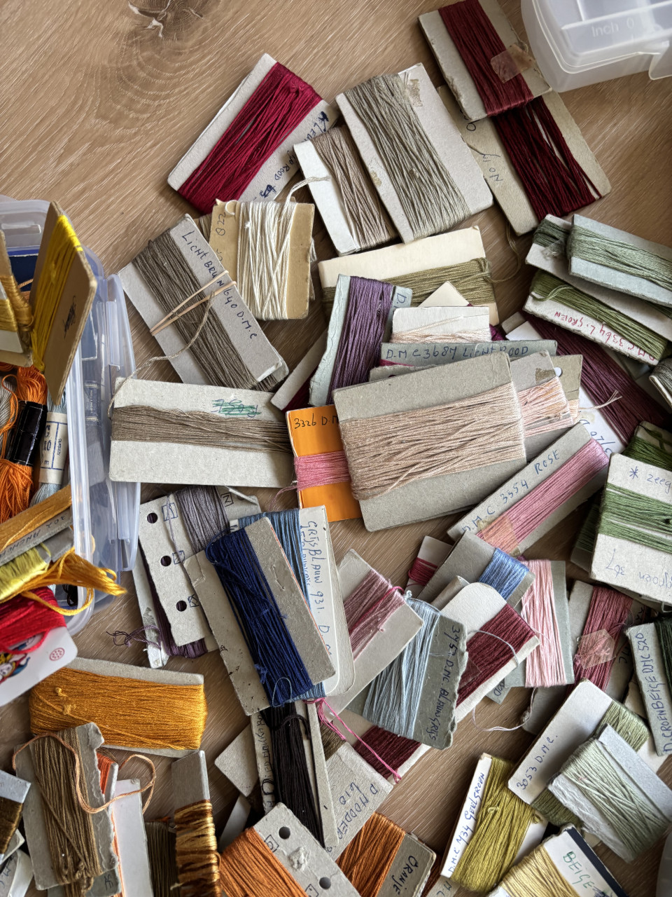 DOZEN BORDUURZIJDE OP BOBBINS EN VEEL LOSSE