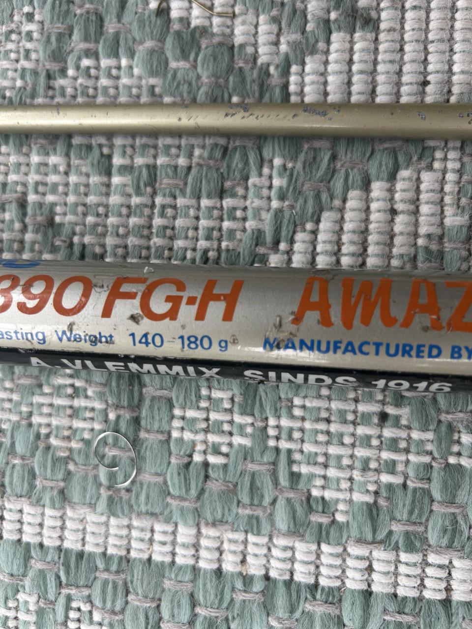 Te koop twee maal wat oudere zeehengels in nette en complete staat