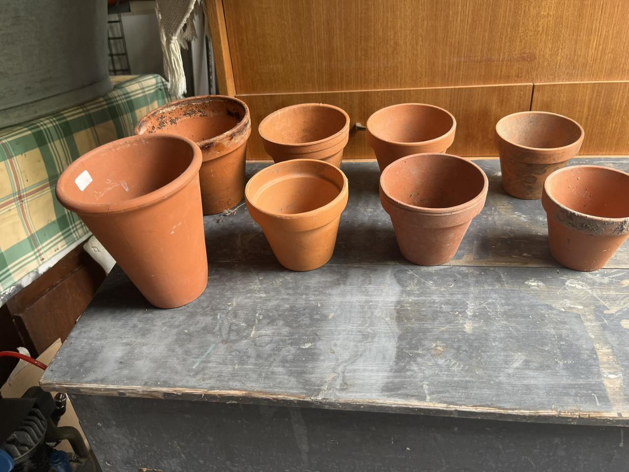 8 Tarracotta bloempotjes