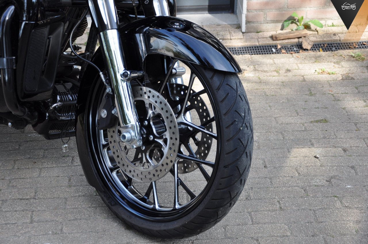 Harley-Davidson FLHXS Street Glide Special 103