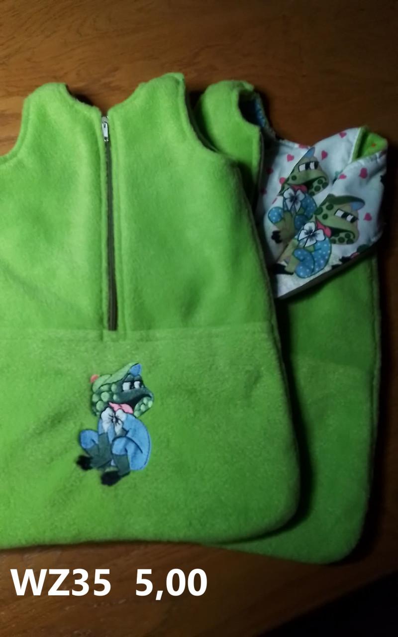 Poppenkleertjes baby born. Slaapzak. Opbrengst KiKa.