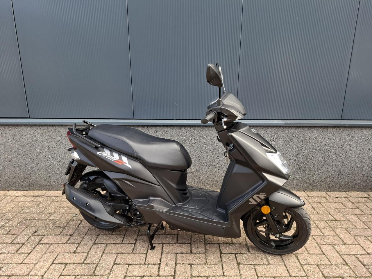 SYM Orbit III zwart 45 km/h met fabrieksgarantie