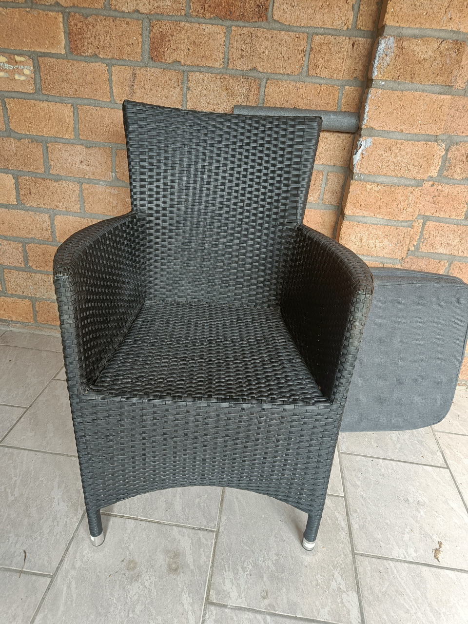 Donkergrijze tuinstoel