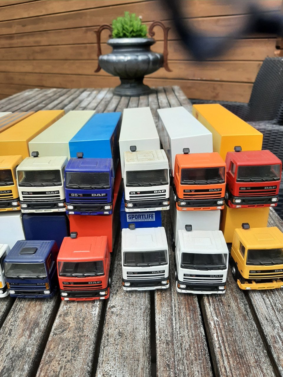45 lion car vrachtwagens, 20 in doos en 25 los, 9 spiegelsets5 lege dozen