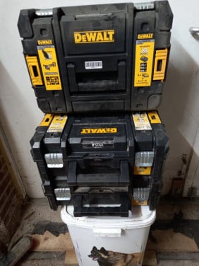 Garageverkoop opbergdozen, slijptol, schuurbanden, vensterbanksteentjes