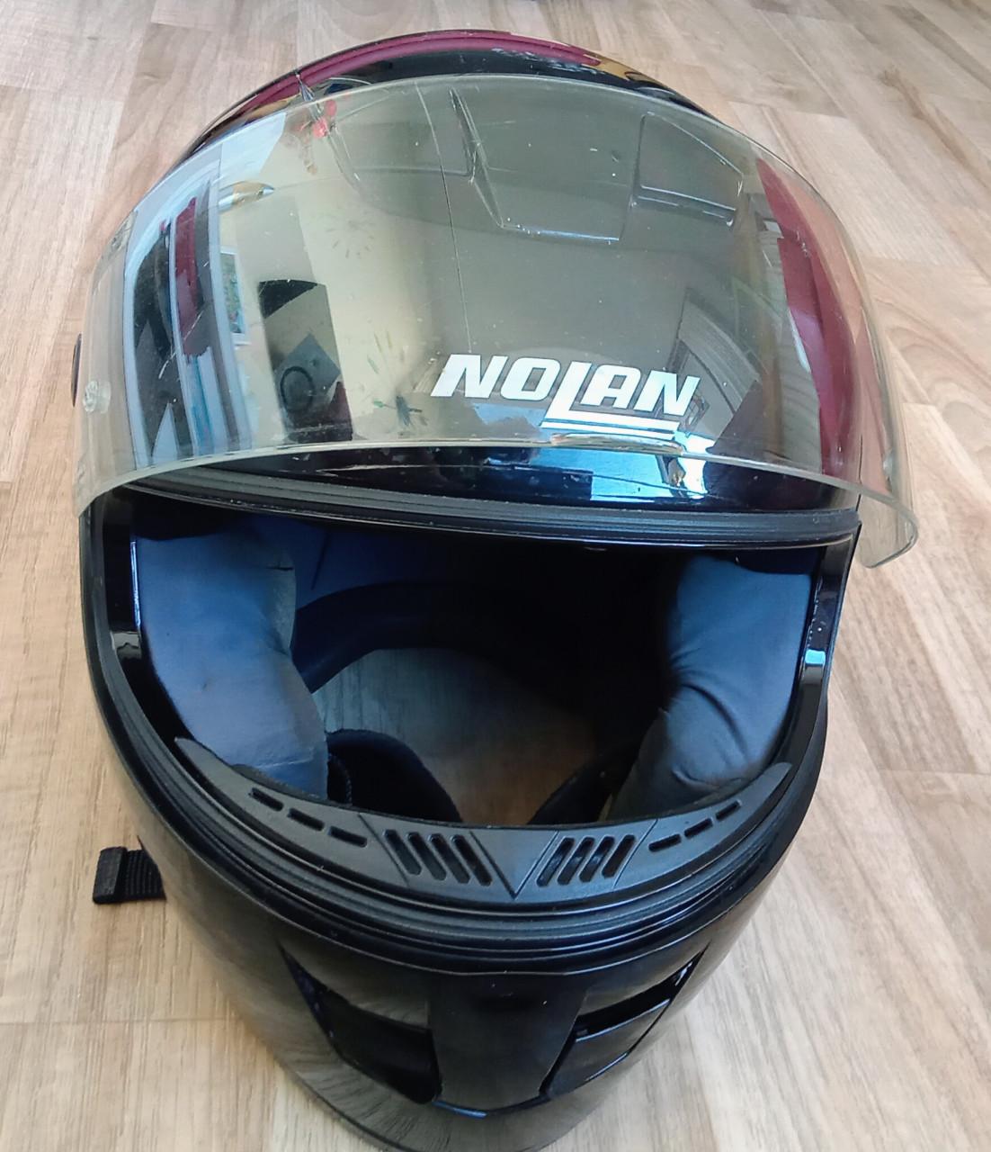 Een zwarte Nolan integraalhelm in maat M.