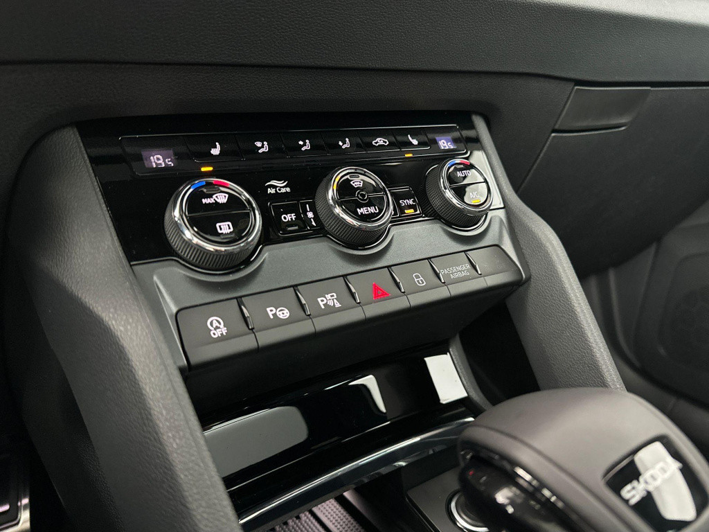 Skoda Karoq 1.5 tsi act sportline business panoramadak - trekhaak