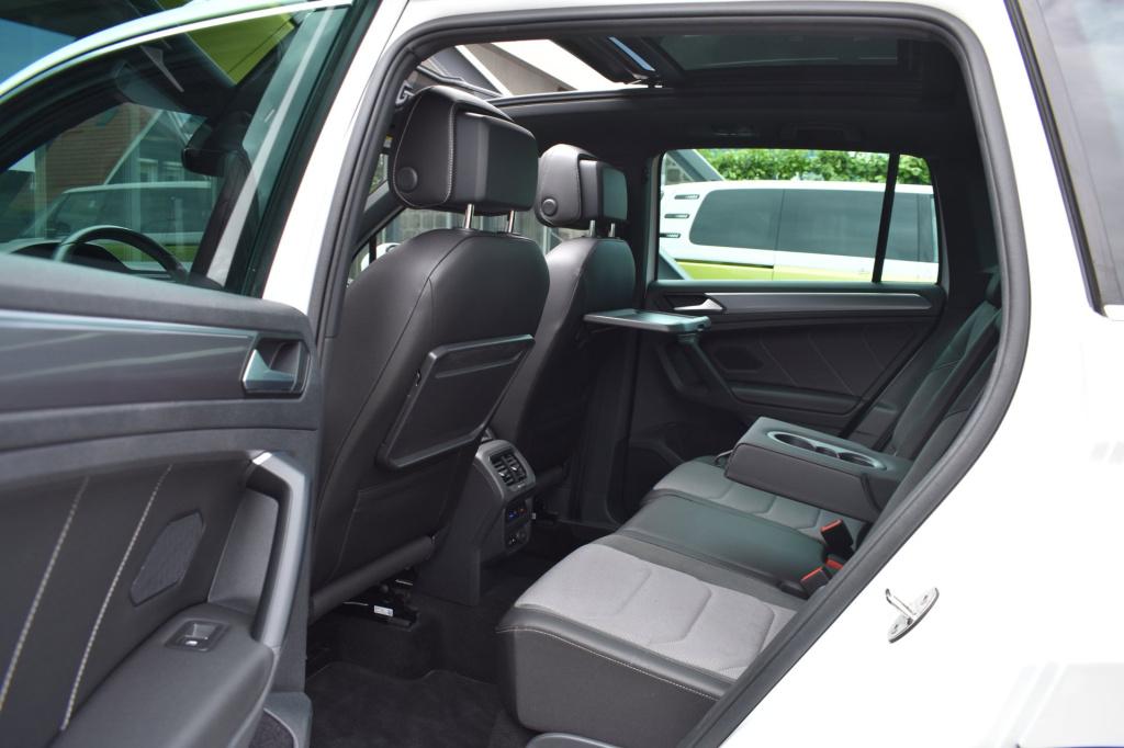 Volkswagen Tiguan 1.5 tsi act r-line | trekhaak | camera | stoelverwarming 