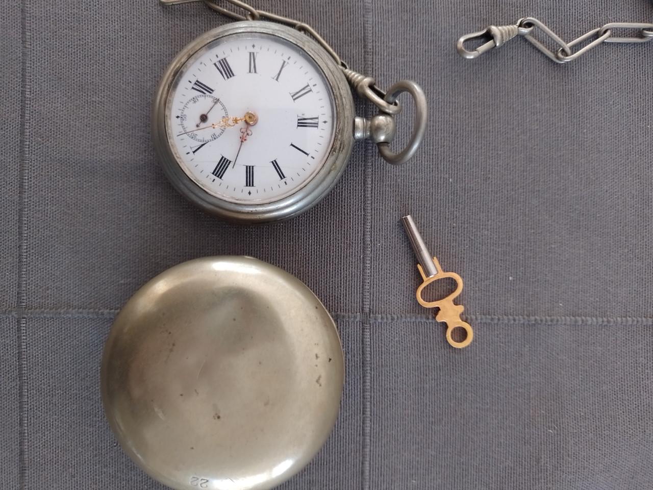 Oude goed werkende zakhorloge met sleutel