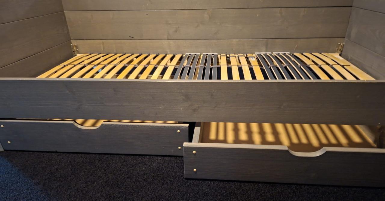 Te koop: stoere greywash bedbank