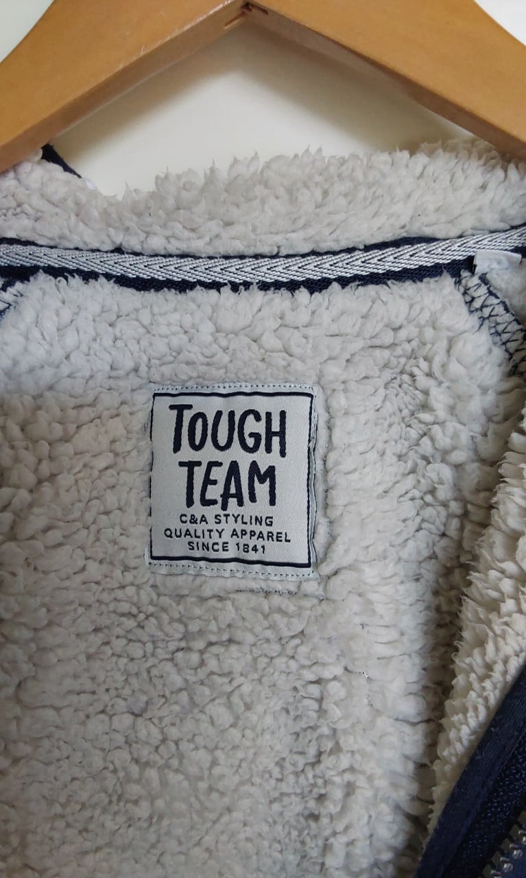 Donkerblauw gevoerd vest van het merk C&A in maat 104