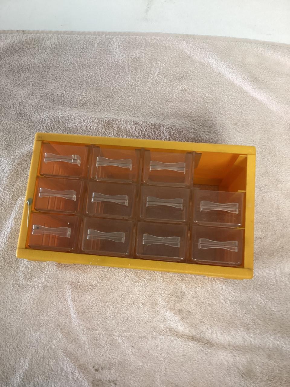 Kleine opbetbox met laatjes