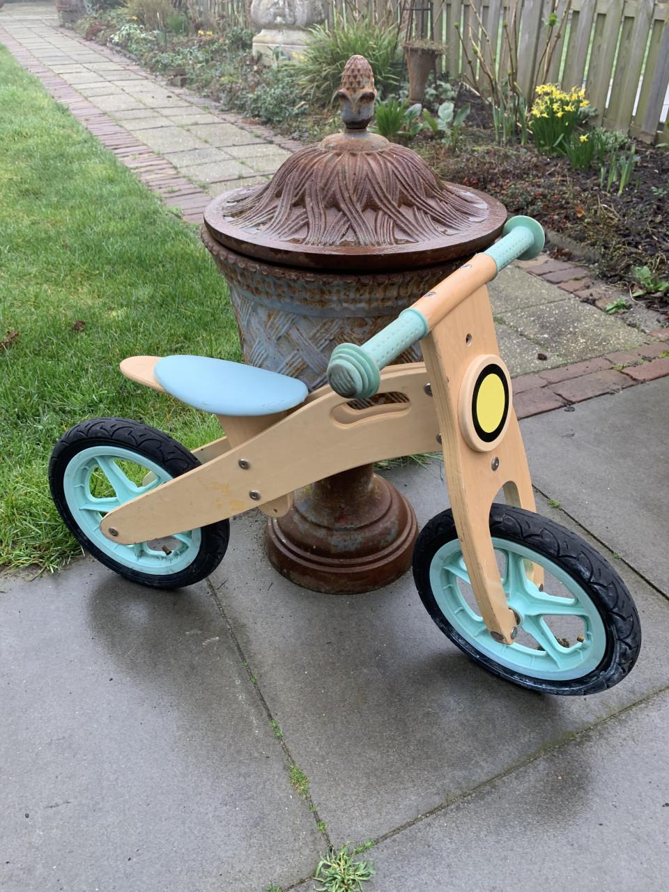 Leuk houten loopfietsje met mintgroene accenten.