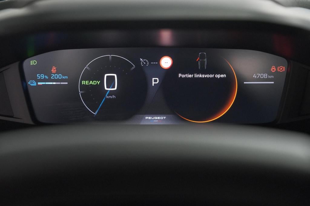 Peugeot E-2008 ev allure avantage 54 kwh | soh 97,7% | 11 kw lader | apple 
