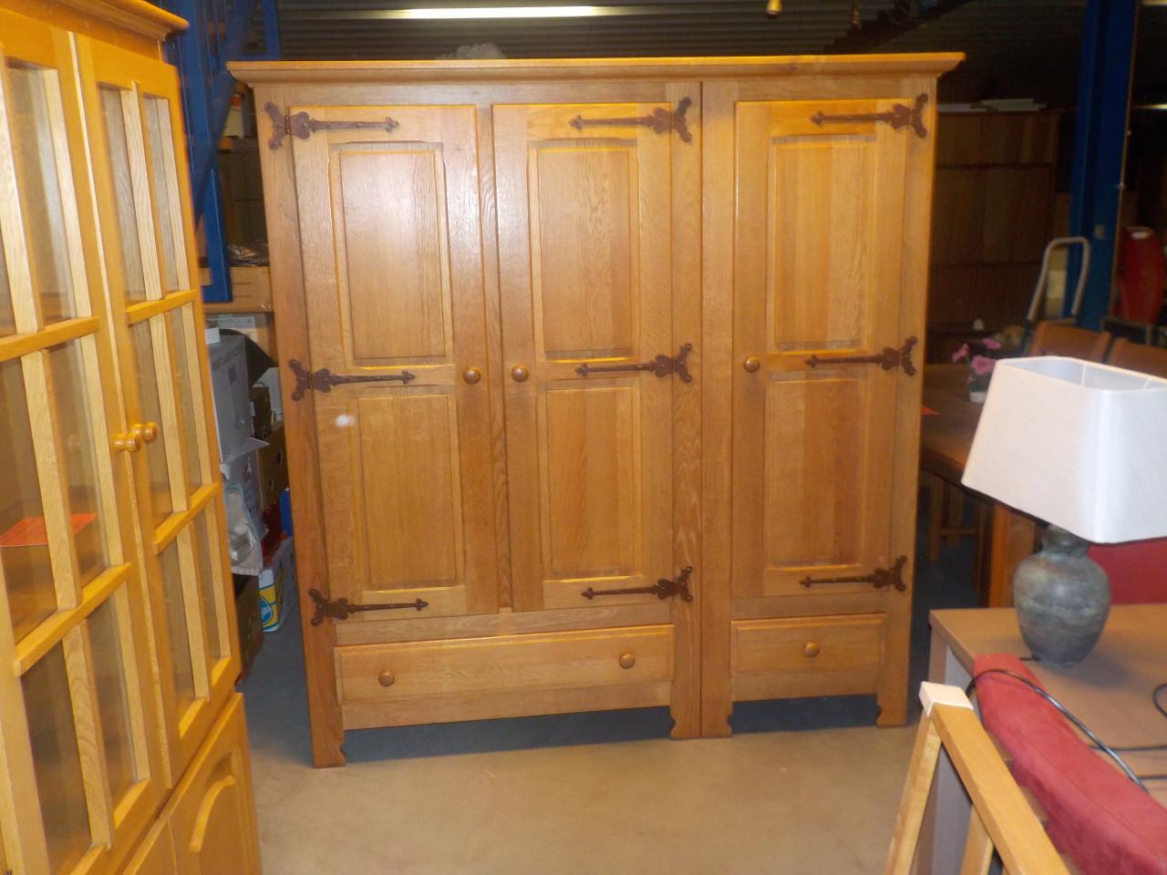 OISERWIJK kleerkast in vrijwel nieuw staat geheel massief blank eiken