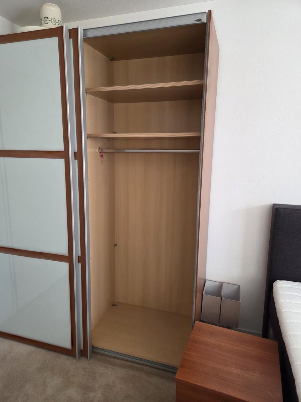 Kledingkast met schuifdeuren