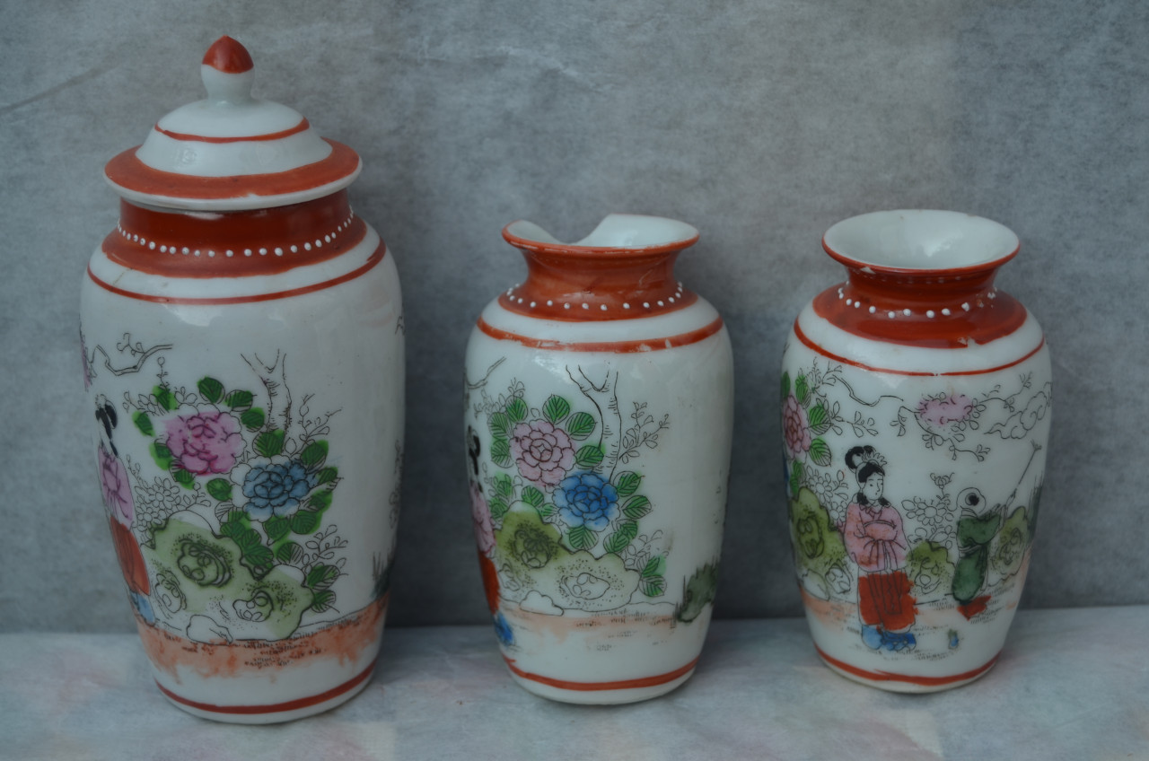 3 Kleine porseleinen vaasjes verm. Chinees.