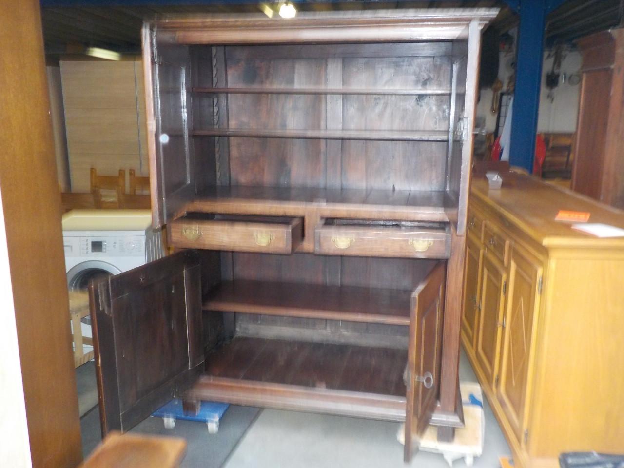 Mooie kwaliteit geheel massief koloniaans wandmeubel in zeer goede staat