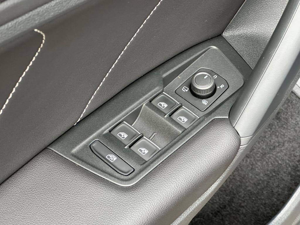 Volkswagen Tiguan 1.5 tsi 150pk dsg r-line | panoramadak | 20 inch | black 