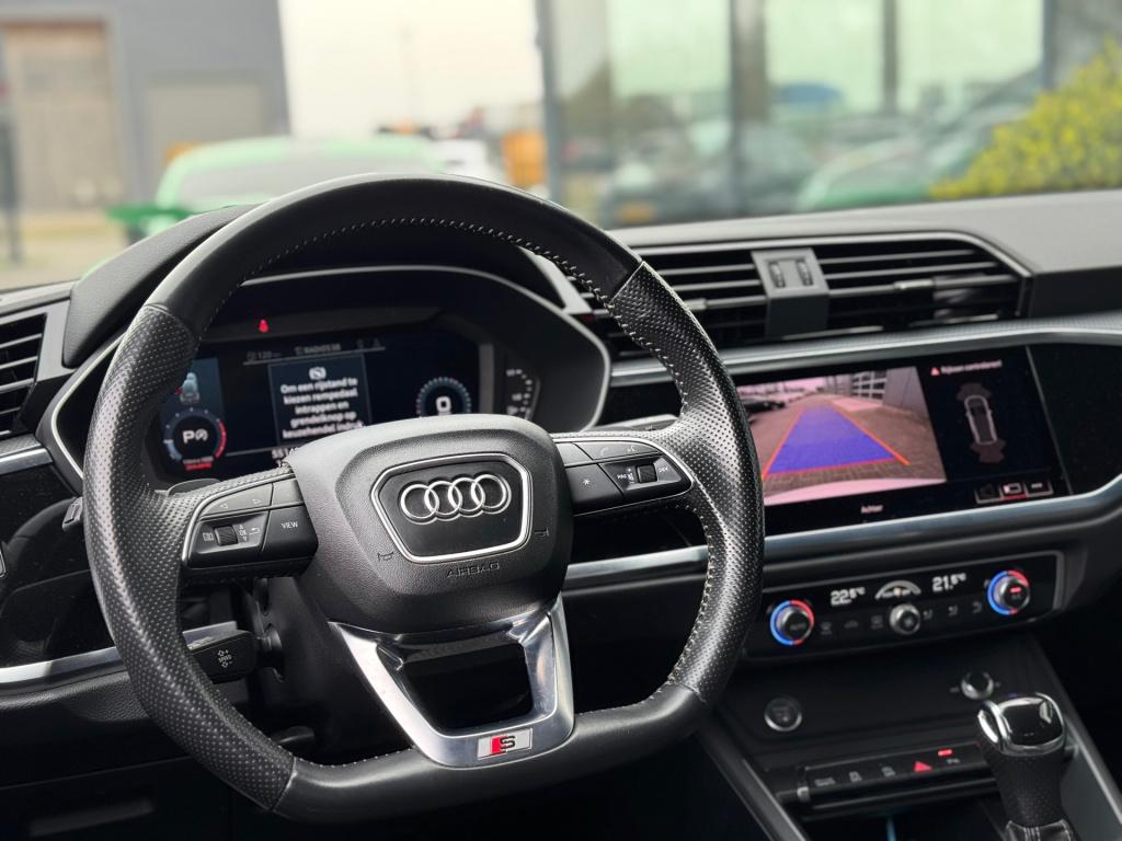 Audi Q3 35 tfsi 3x s-line* keyless * matrix led * camera * carplay