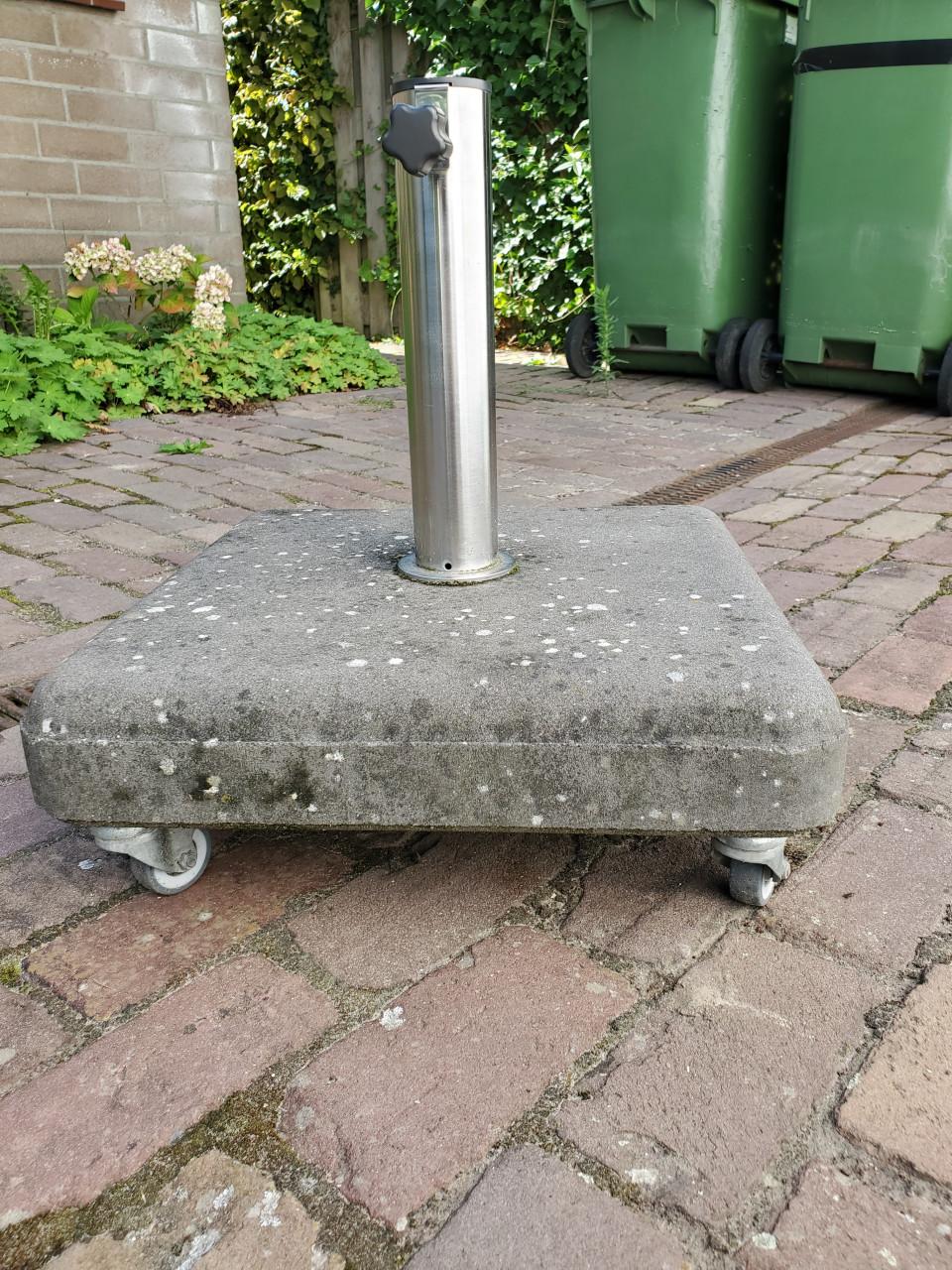 Mooie parasol met betonvoet