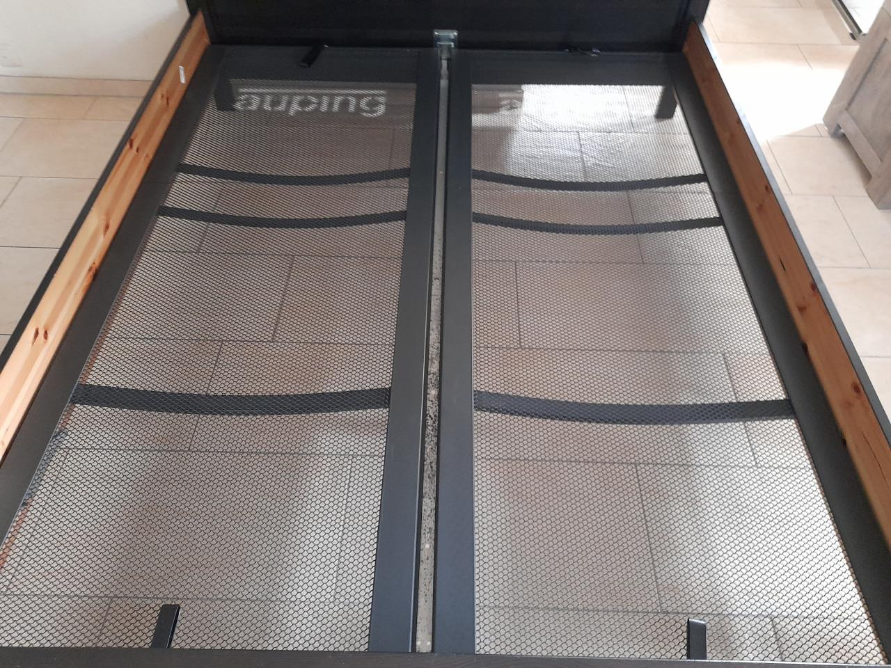 2 Persoons bed met verstelbare Auping bodems 160 x 200 (in goede staat )