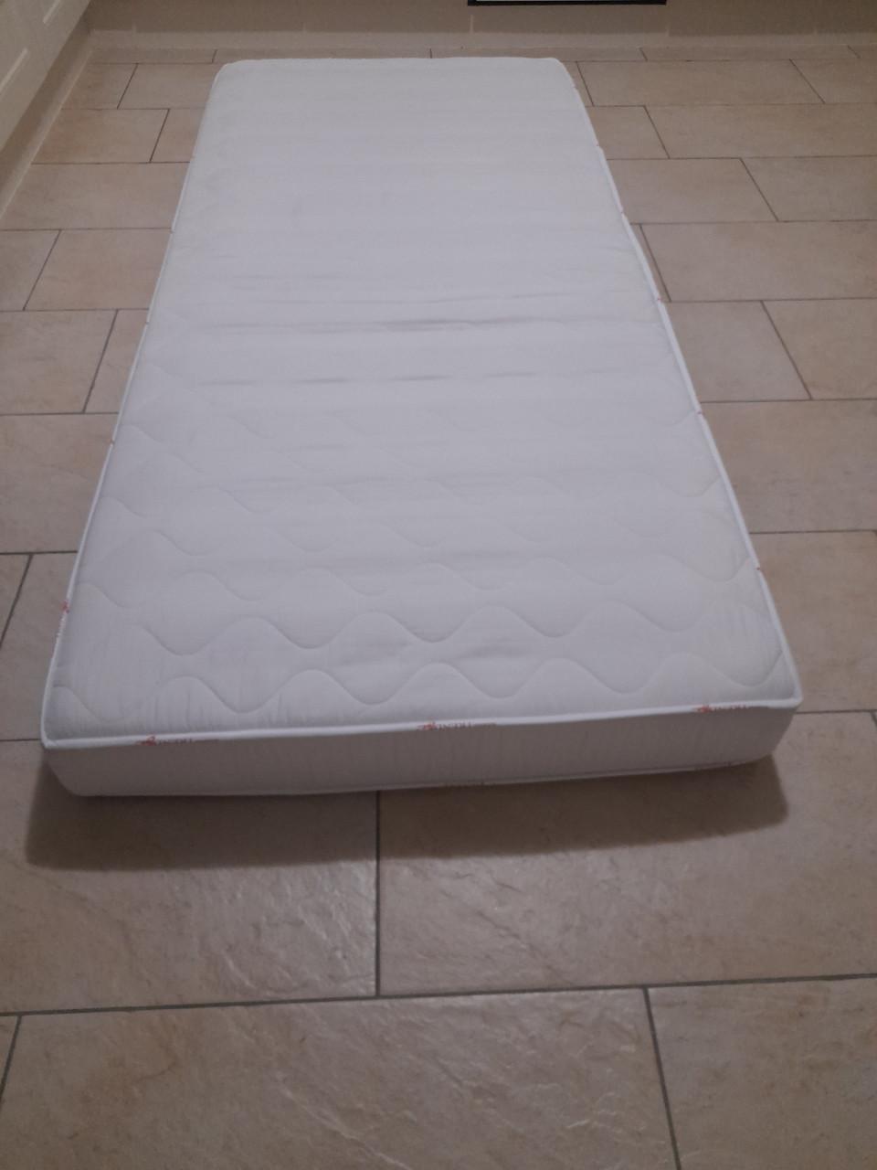 2 x Matras 90 x 200 x 17 ( in goede nette staat )