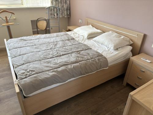 Bedmeubel met verstelbare Auping spiralen, plus bijpassende kastjes