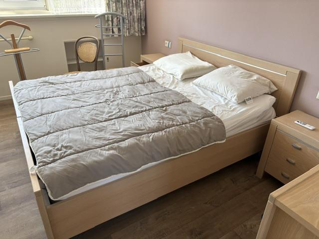 Bedmeubel met verstelbare Auping spiralen, plus bijpassende kastjes