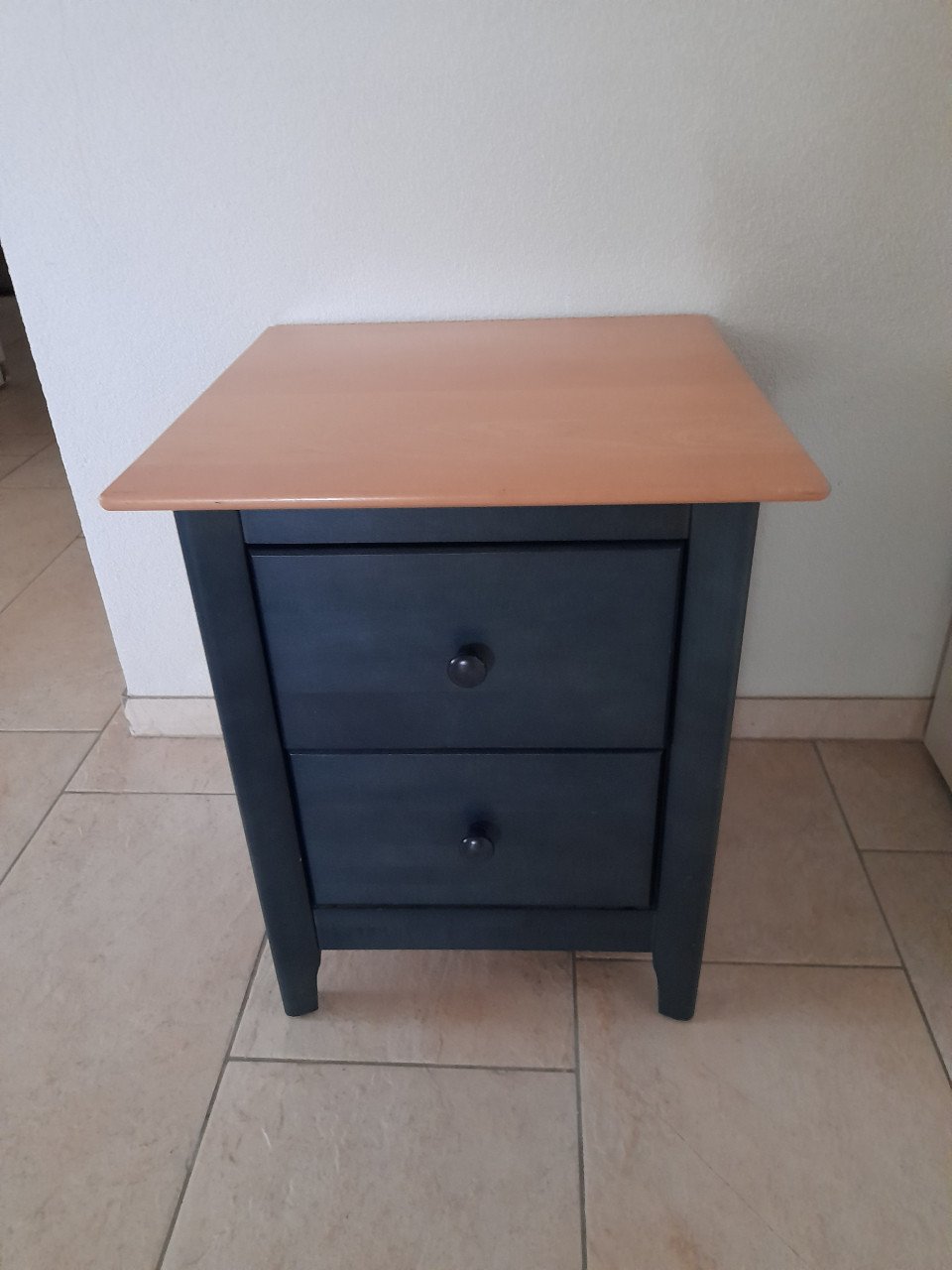 Massief houten nachtkastje 48 x 48  x 57H (in goede staat )