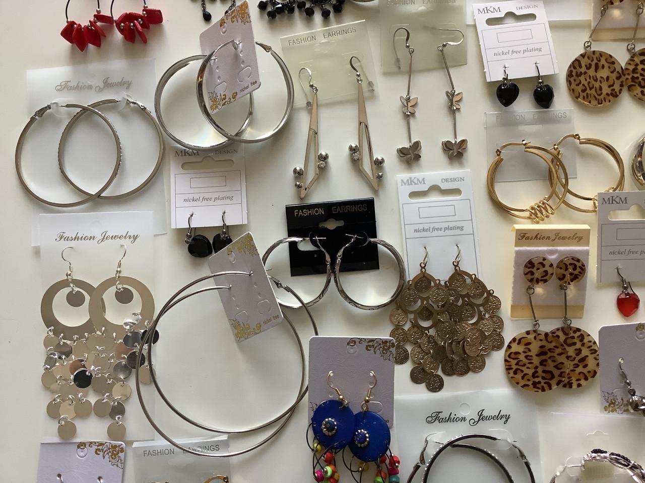 Partij prachtige oorbellen.  ( partij 43)