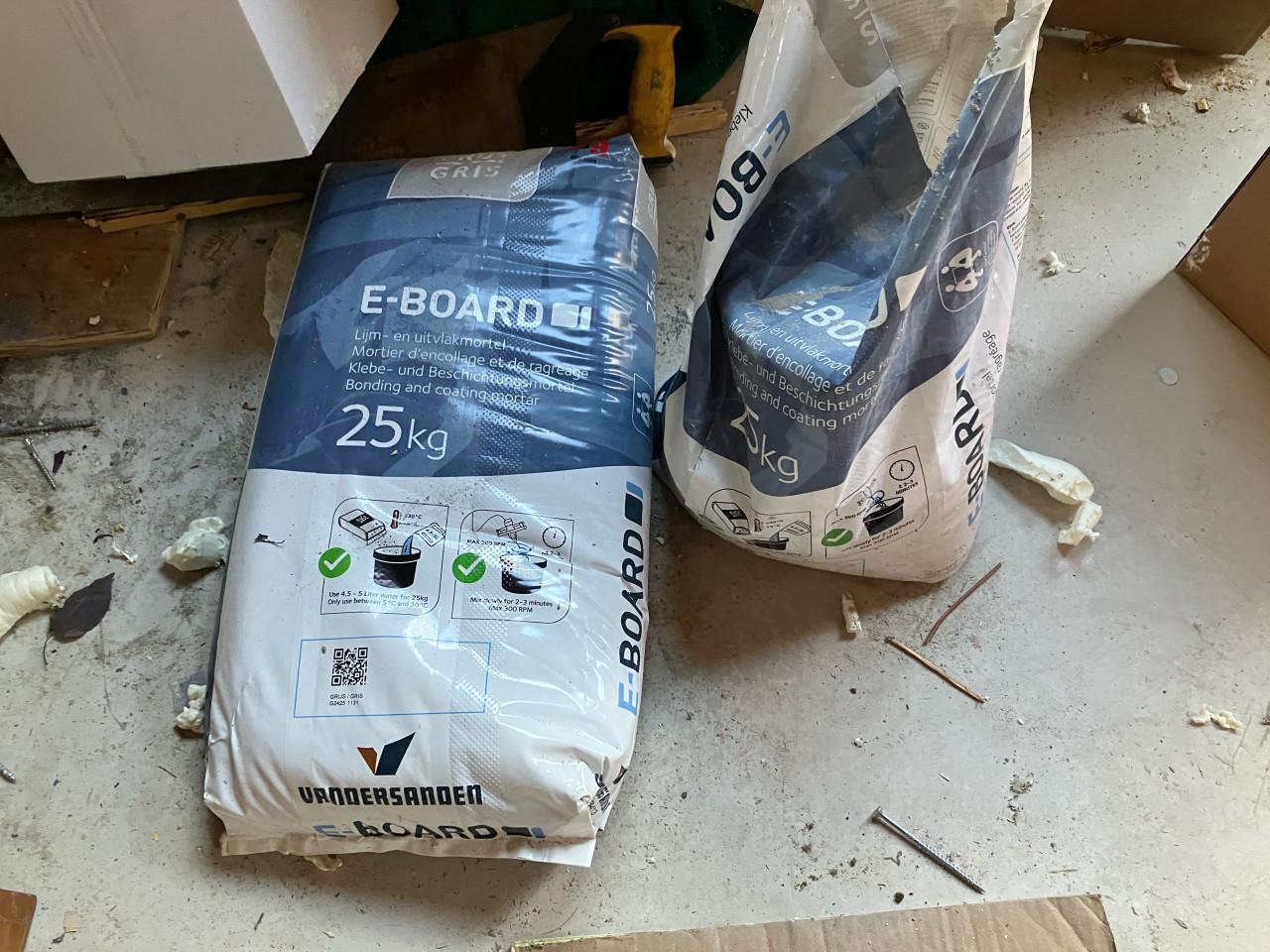 220 steen strips, 8 hoek strips en  +\-30 kg E board cement