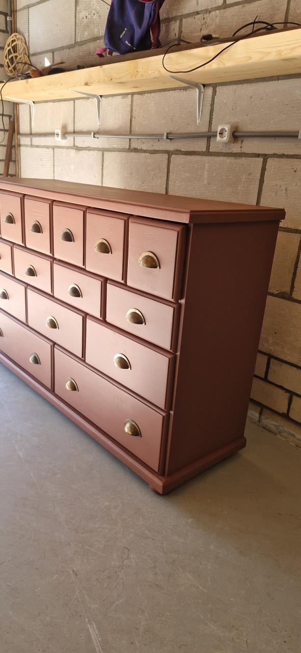 Oude massief grenen ladenkast/dressoir in trendy kleur