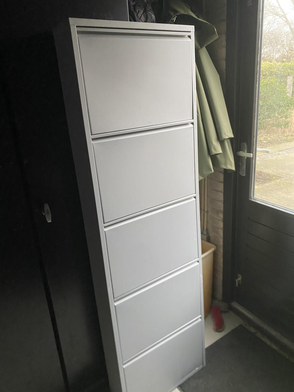 Metalen schoenenkast