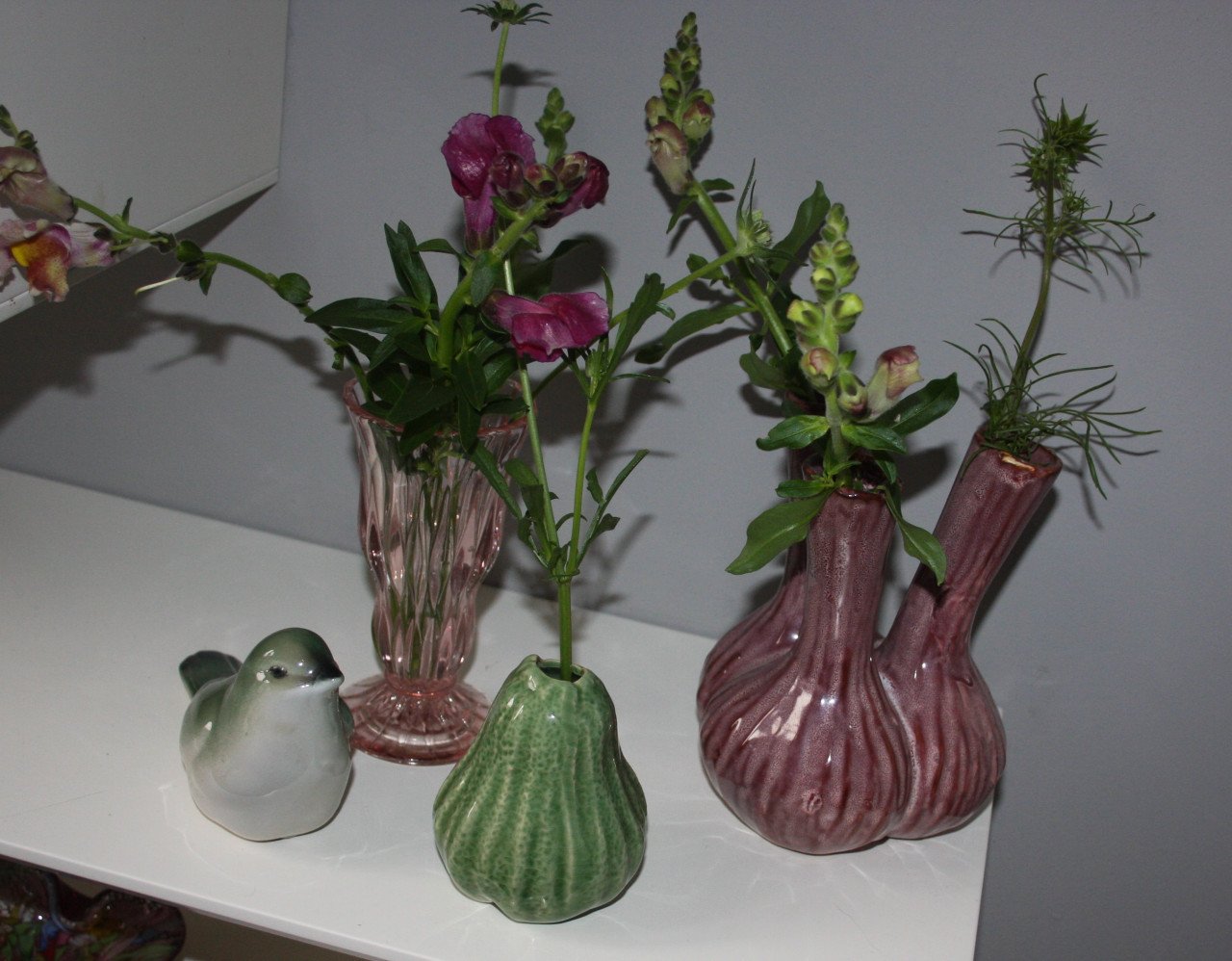 Verschillende design en vintage vaasjes en kandelaars